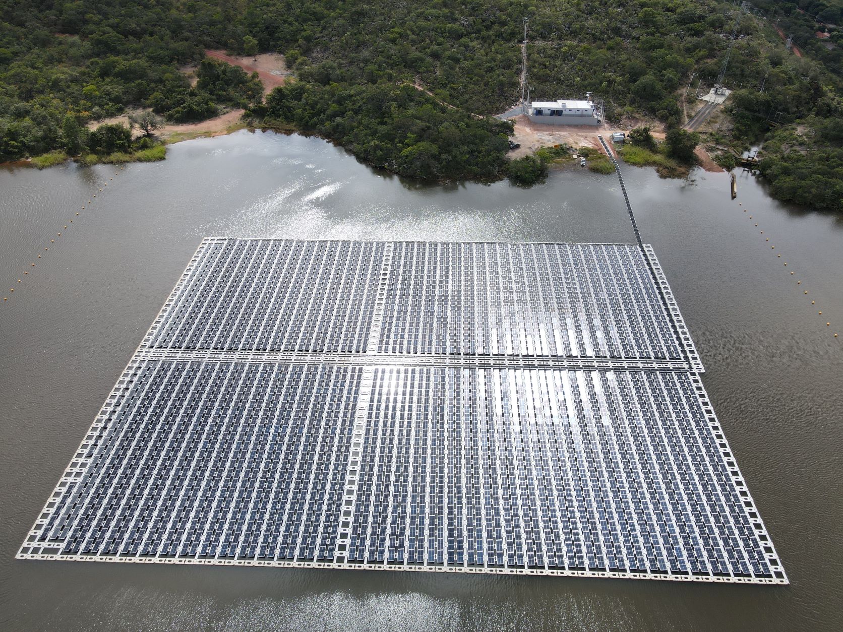 Creral e Mil Engenharia colocam em operação a maior usina solar flutuante do Brasil