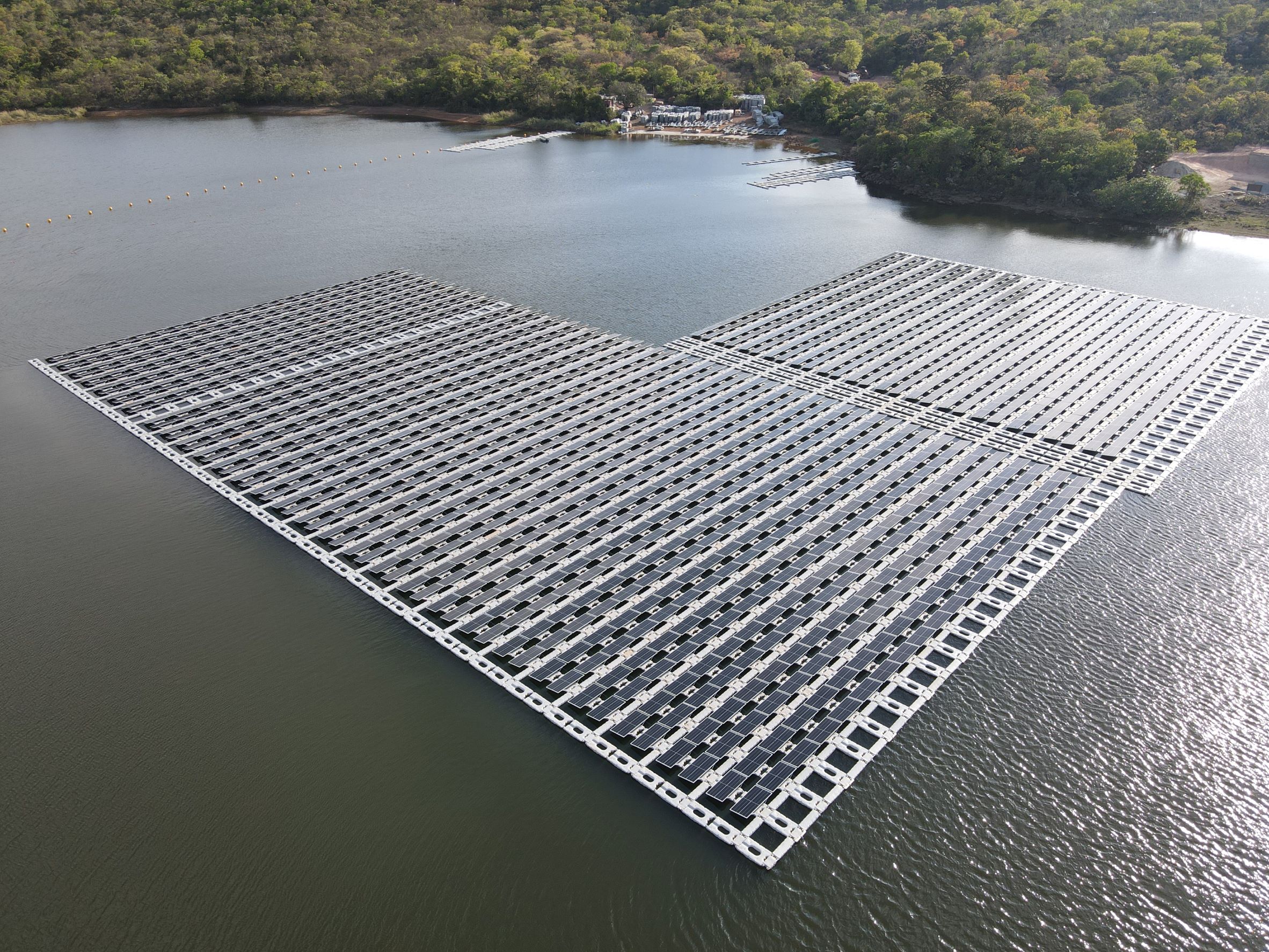 Creral e Mil Engenharia constroem a maior usina solar flutuante do Brasil