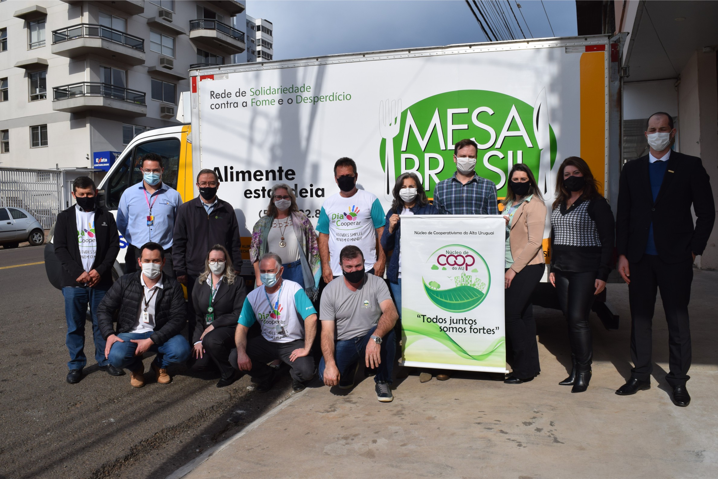 Núcleo do Cooperativismo do Alto Uruguai entrega 12 toneladas de alimentos ao Mesa Brasil