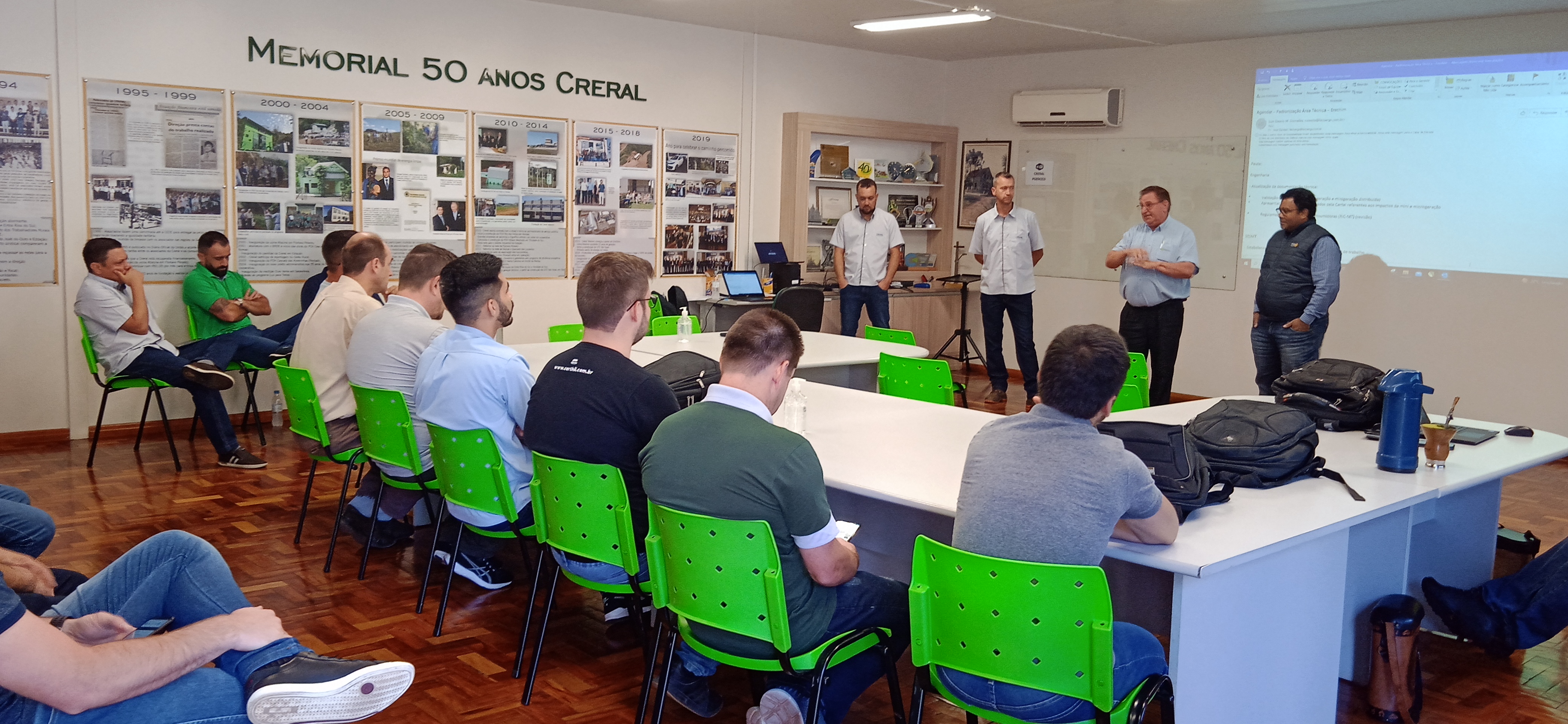 Engenheiros e técnicos das cooperativas de energia do estado reunidos em Erechim