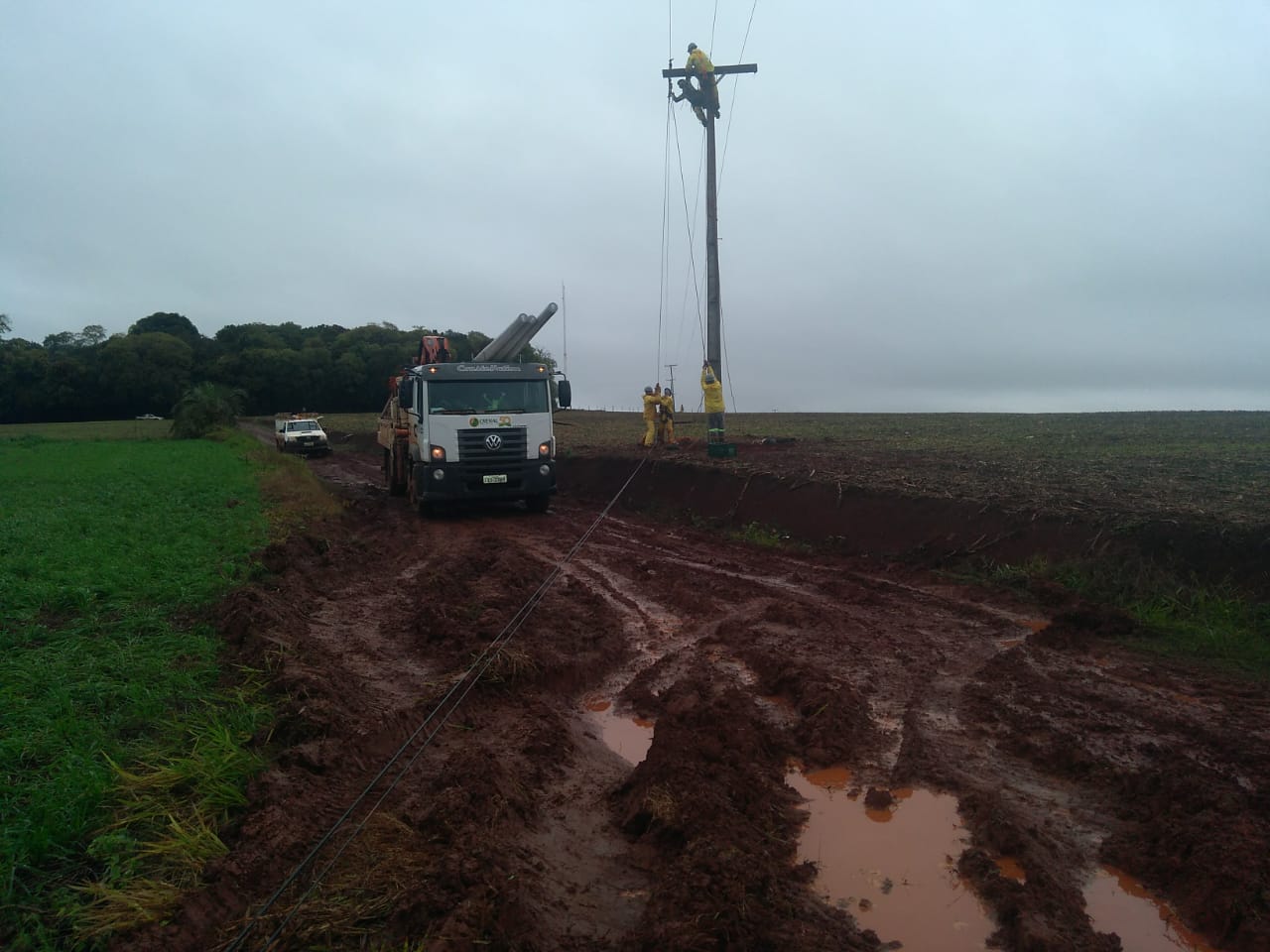 Temporal na madrugada derruba postes em Campinas do Sul e Erebango